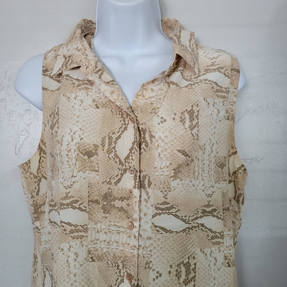 Equipment Women's Small 100% Silk Tan White Snakeskin Sleeveless Blouse Button - Picture 3 of 8